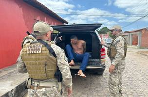 Suspeito é preso por tráfico de droga logo após devolver celular roubado em Teresina. (Foto: Reprodução/ SSP-PI)