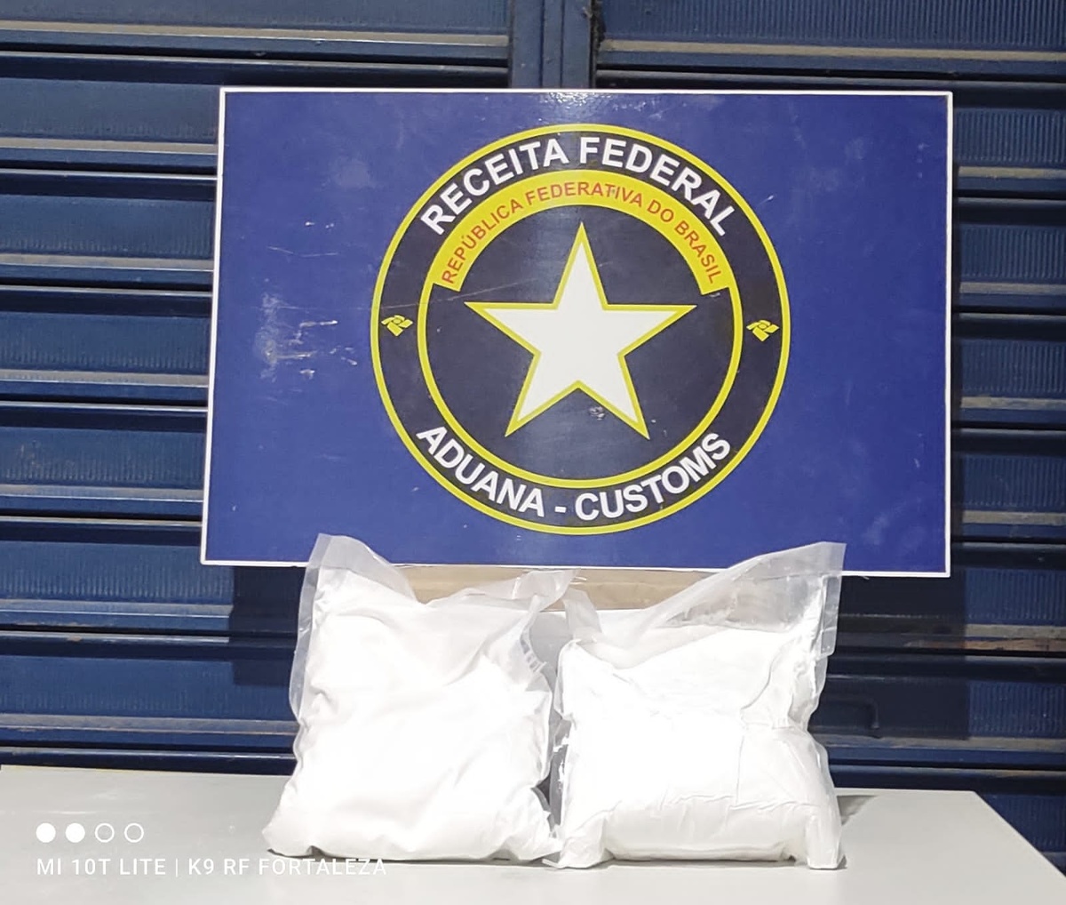 Cães farejadores encontram quase 4 kg de drogas em encomendas dos Correios.