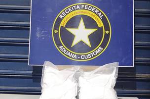 Cães farejadores encontram quase 4 kg de drogas em encomendas dos Correios. (Foto: Divulgação /Receita Federal)