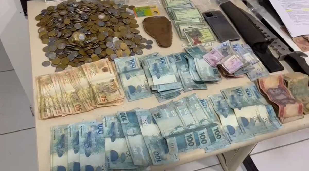 Materiais apreendidos durante a ação policial.