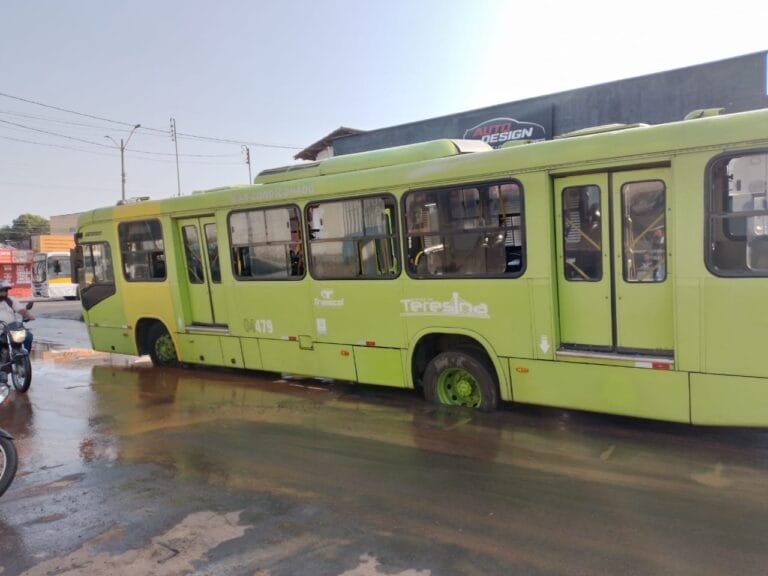 Ônibus fica preso em buraco após asfalto ceder em Teresina.