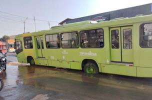 Ônibus fica preso em buraco após asfalto ceder em Teresina. (Foto: Reprodução/ Internet)