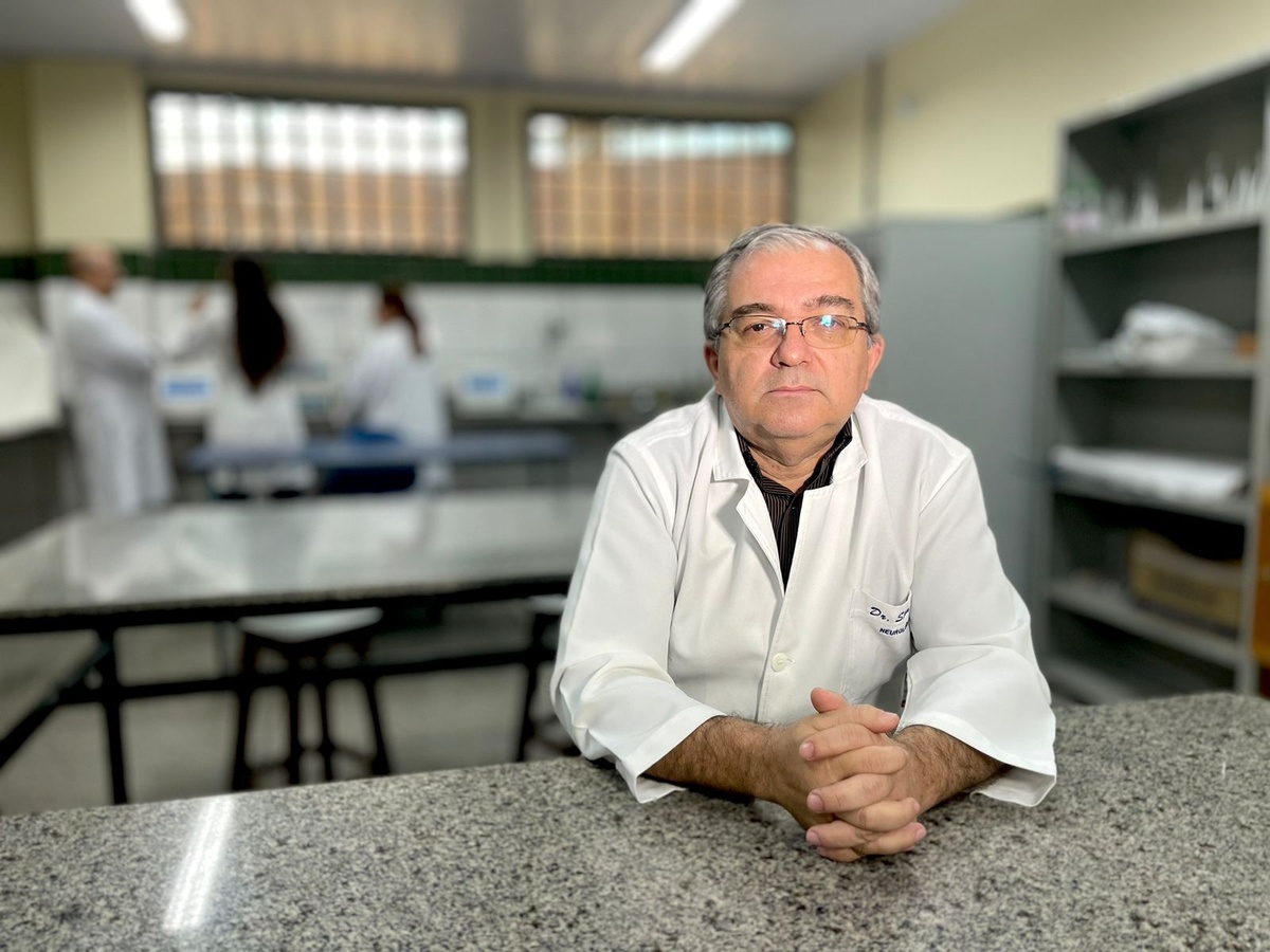 Professor de Ciências Farmacêuticas, Silva Néto.