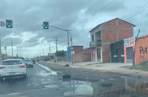 As más condições estariam fazendo os carros trafegarem na faixa destinada aos ônibus, fazendo com que sojam flagrados por radares da região. (Foto: Reprodução)