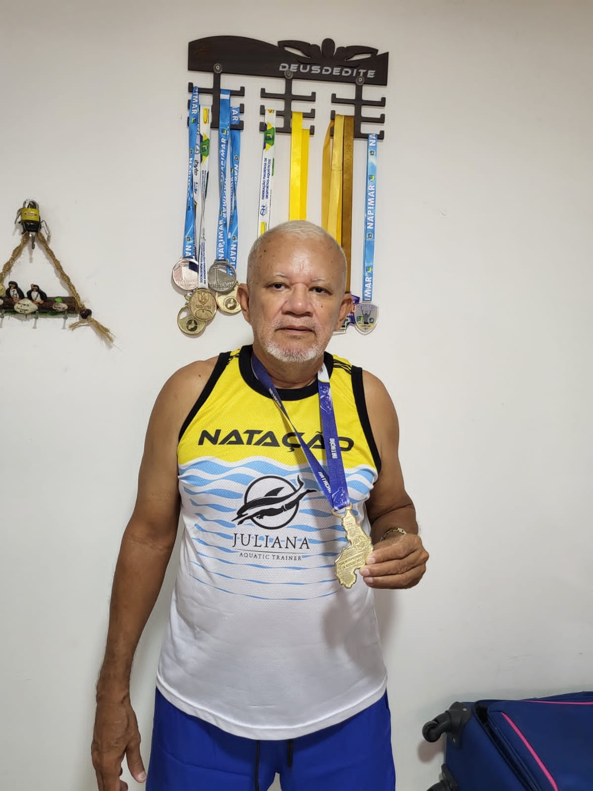 Atleta de natação Deusdedite, 70 anos e 18 medalhas conquistadas.