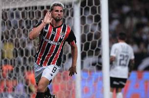 Calleri comemora em Corinthians x São Paulo. (Foto: Ettore Chiereguini/AGIF)