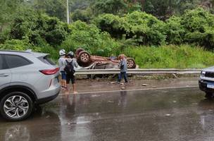 Homem morre após carro bater em poste e capotar na BR-343. (Foto: Reprodução/ Internet)