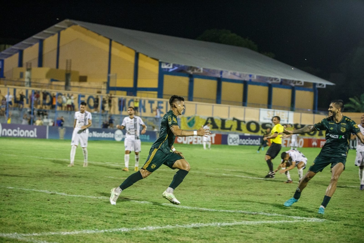 Imagens da vitória do Altos sobre ASA