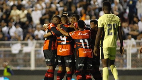 Jogadores do Ituano comemoram gol da vitória sobre o Corinthians.