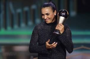Marta é homenageada pela Fifa em cerimônia do The Best. (Foto: Reprodução/ Redes sociais)