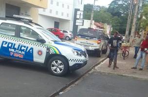 Mulher é baleada em frente a prostíbulo no centro de Teresina. (Foto: Reprodução/ WhatsApp)