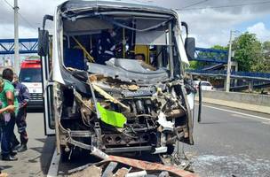 O motorista ficou preso à ferragens. (Foto: PRF)