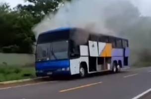 O veículo ficou completamente destruído. (Foto: Reprodução/ Internet)
