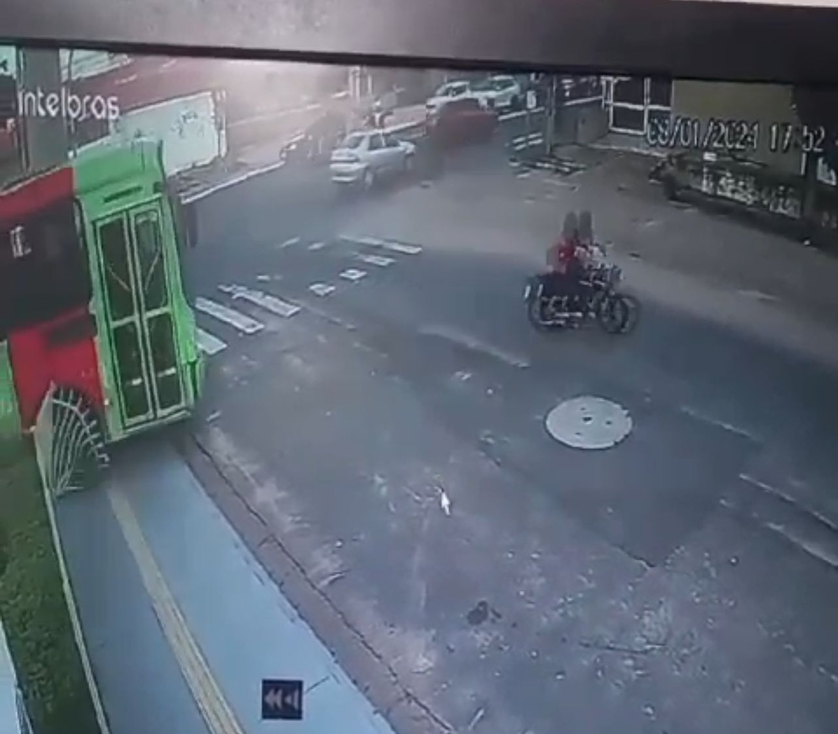Ônibus perde controle, sobe em calçada e quase atinge motociclista em Teresina.