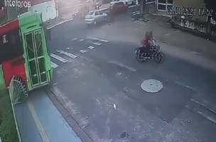Ônibus perde controle, sobe em calçada e quase atinge motociclista em Teresina. (Foto: Reprodução/ Internet)