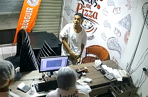 Os funcionários da pizzaria foram ameaçados com uma arma. (Foto: Reprodução)