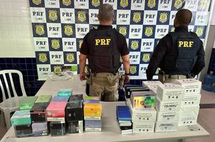 PRF apreende 120 cigarros eletrônicos e 424 telas de celular no Sul do Piauí. (Foto: Divulgação/ PRF-PI)