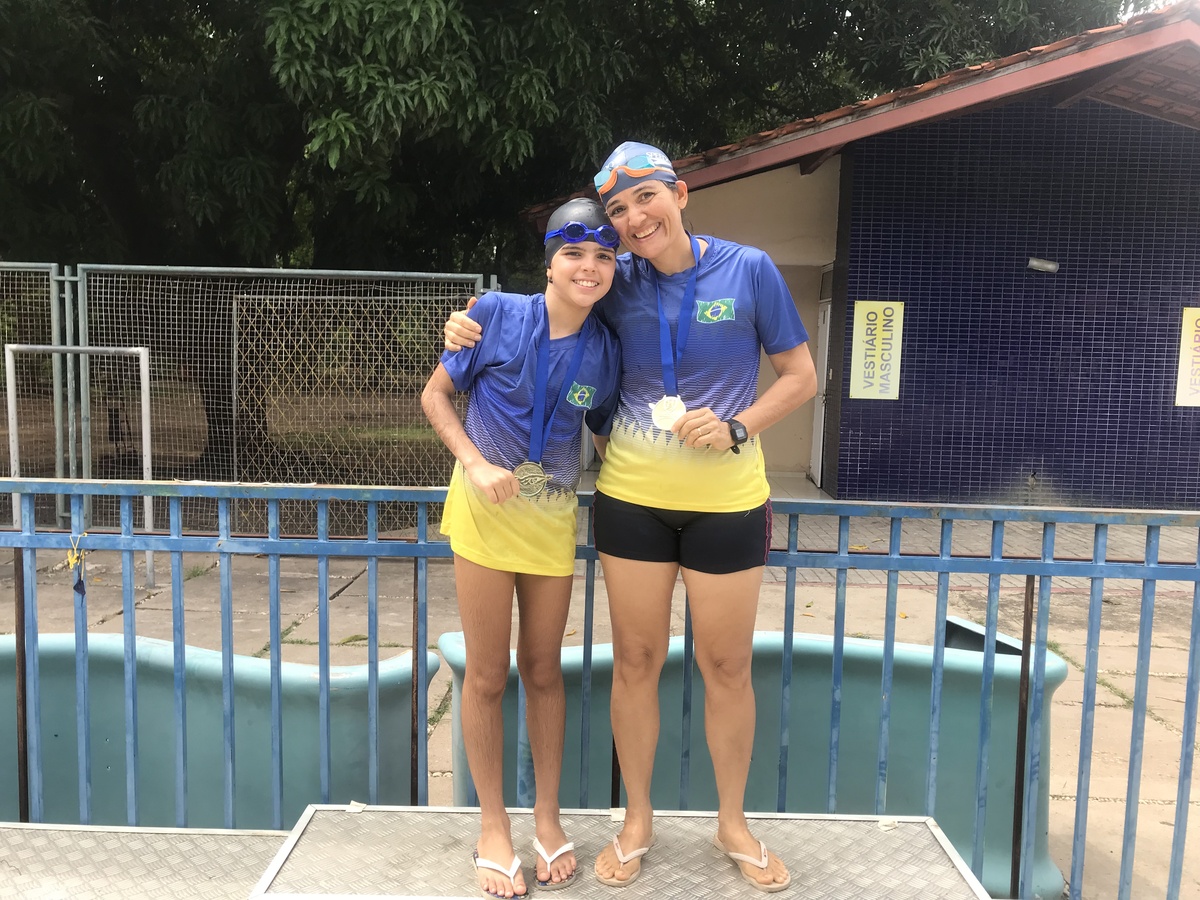 Simone Raquel e Maria Isabelle, atletas de natação.