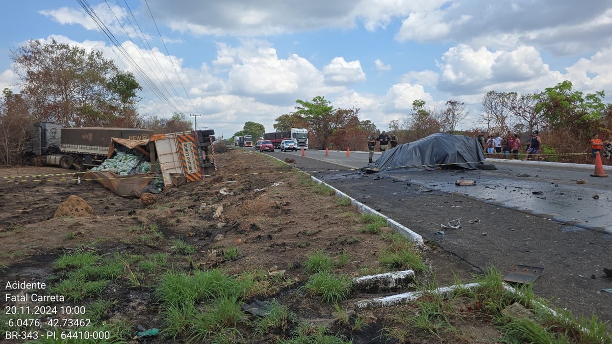 Acidente entre carro e carreta deixa quatro mortos em Angical do Piauí.