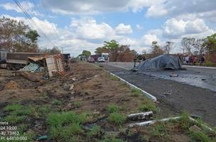 Acidente entre carro e carreta deixa quatro mortos em Angical do Piauí. (Foto: Reprodução/ PRF)