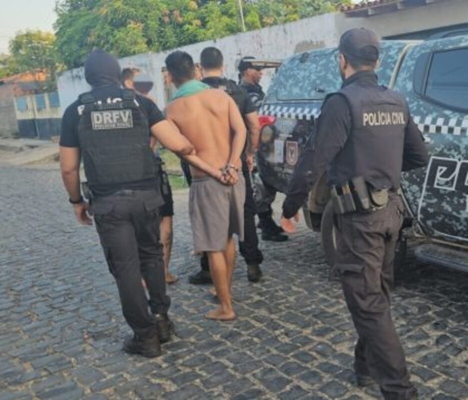 Polícia prende 13 suspeitos em operação contra roubo e adulteração de veículos.