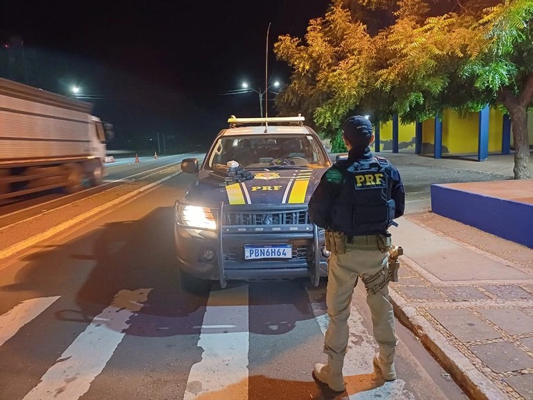 PRF apreende 11 kg de maconha em mochila de passageira em ônibus no Piauí.