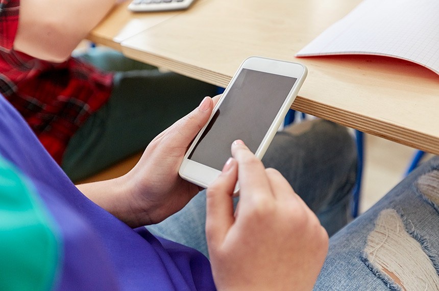 Projeto que proíbe uso de celulares em escolas avança na Assembleia Legislativa do Piauí.