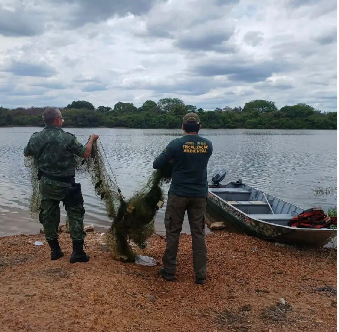 Dois mil metros de redes de pesca foram apreendidos durante operação.