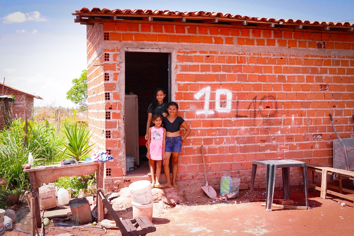 Ela e as filhas compartilham o pequeno espaço disponível na casa.