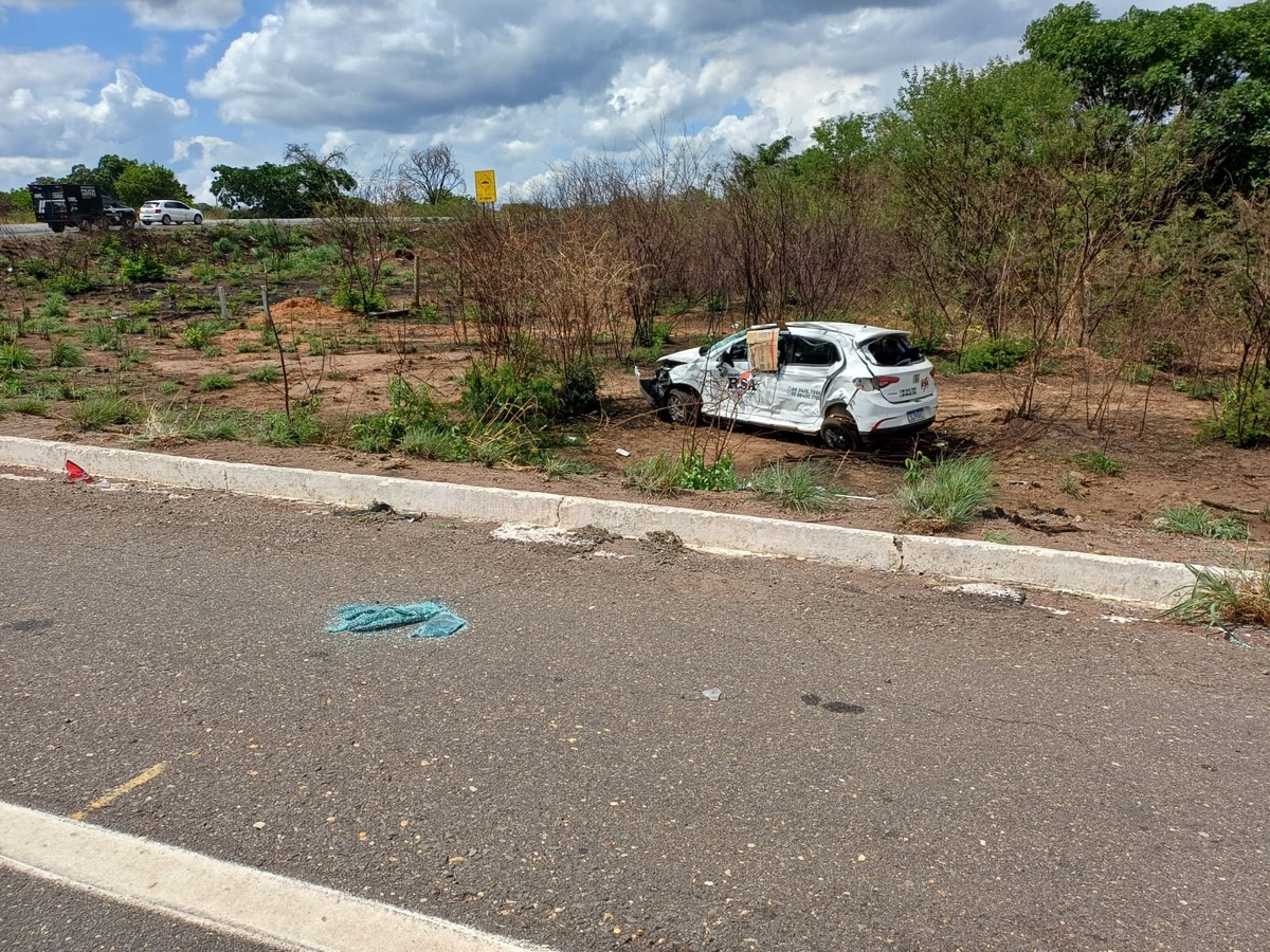 Mulher morre ao colidir com carreta em Dom Expedito Lopes.