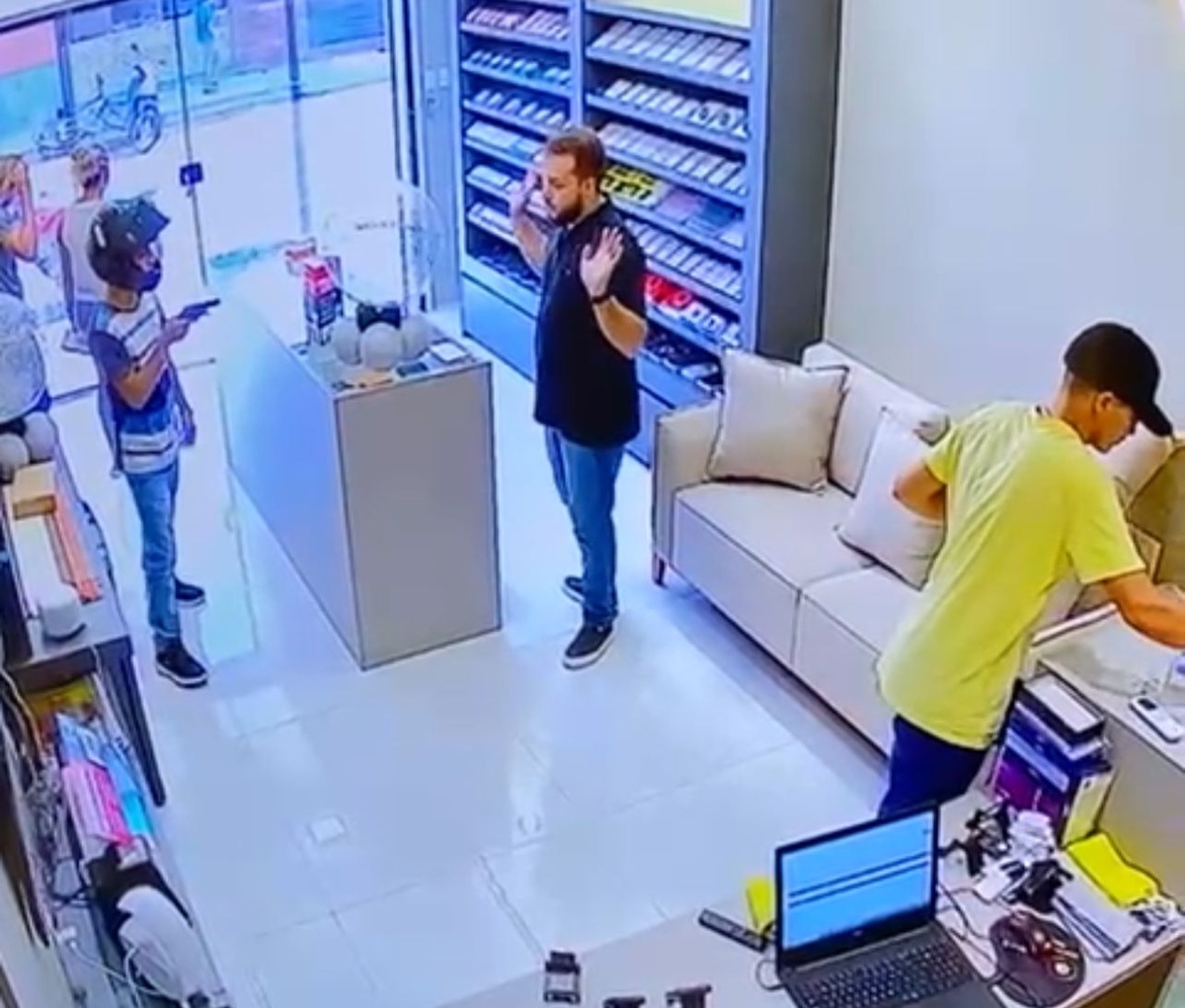 Assaltantes realizam arrastão em loja de eletrônicos na cidade de Campo Maior.