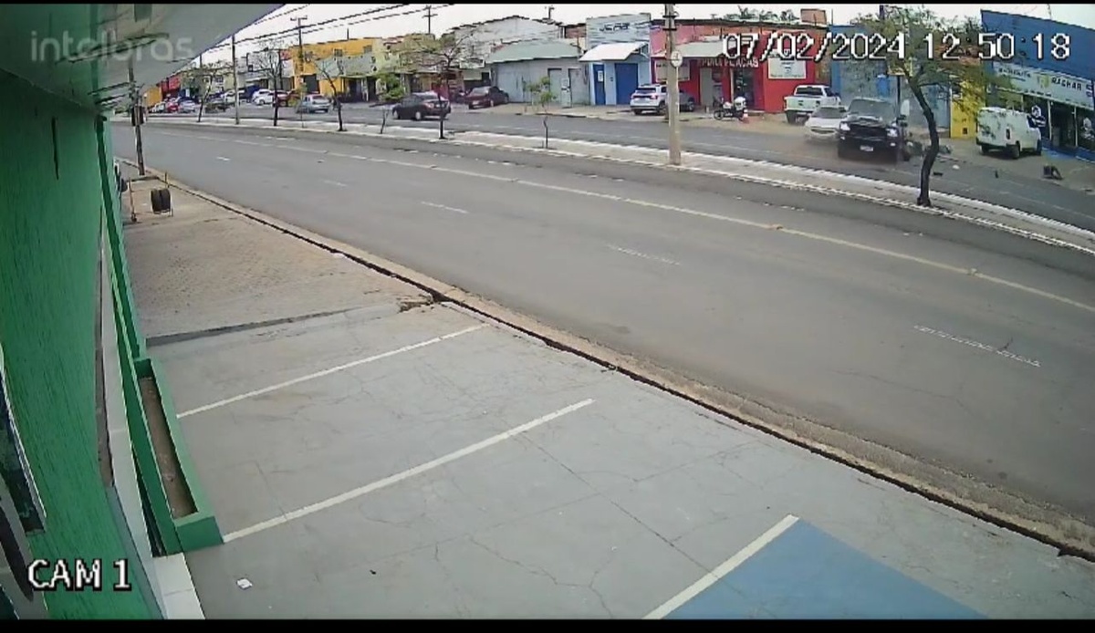 Caminhonete perder o controle e causa acidente na avenida Miguel Rosa, em Teresina.