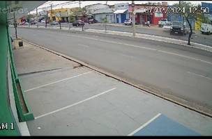Caminhonete perder o controle e causa acidente na avenida Miguel Rosa, em Teresina. (Foto: Reprodução)