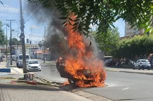 Carro pega fogo na zona Sul de Teresina (Foto: Rafael Santos)