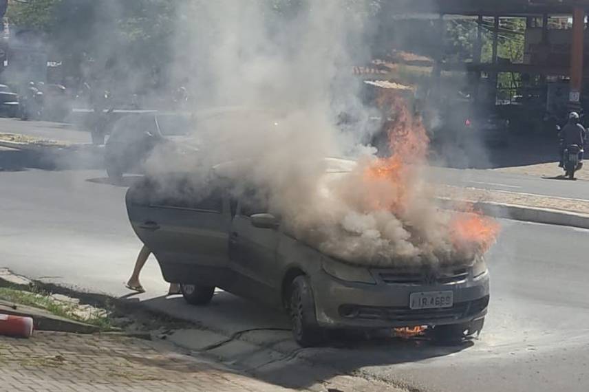 Carro pega fogo na zona Sul de Teresina.
