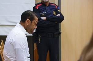Daniel Alves no julgamento do caso em que é acusado de estupro em Barcelona. (Foto: EFE/ Alberto Estévez)