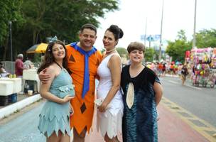 Família fantasiada de “Os Flinstones” no Corso de Teresina. (Foto: Narcílio Costa / Correio Piauiense)