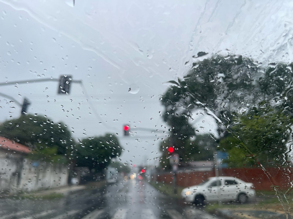 Fortes chuvas atingem Teresina e alerta amarelo é emitido para a região.