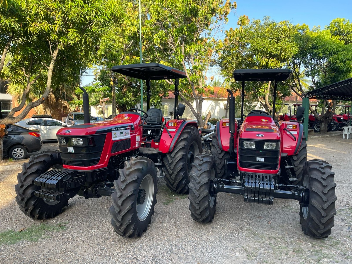 Governo entrega veículos para 34 municípios investirem em agricultura no Piauí.
