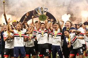 Jogadores do São Paulo erguem o troféu e comemoram a conquista da Supercopa Rei. (Foto: Gilson Lobo/Gazeta Press)