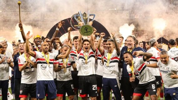 Jogadores do São Paulo erguem o troféu e comemoram a conquista da Supercopa Rei.
