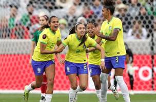 Antônia comemora seu gol com a camisa da seleção brasileira ao lado de companheiras. (Foto: Omar Vega/Getty Images)