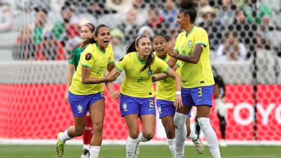 Antônia comemora seu gol com a camisa da seleção brasileira ao lado de companheiras.