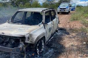 Corpos carbonizados são encontrados dentro de carro na divisa entre PI e PE. (Foto: Reprodução/ PM-PI)