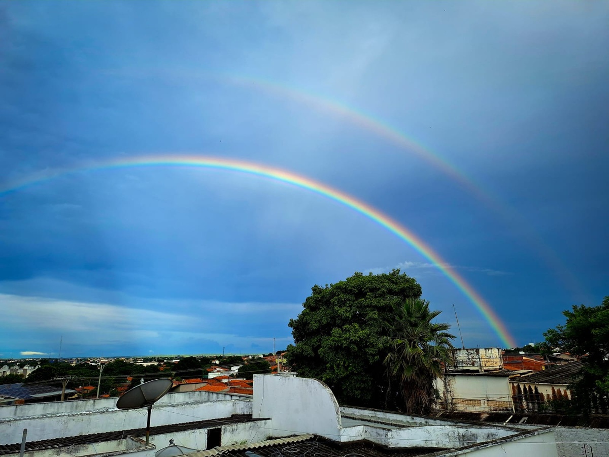Fenômeno raro de arco-íris duplo surpreende moradores de Teresina.