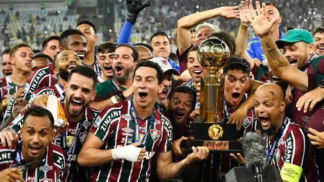lenco do Fluminense com a taça da Recopa Sul-Americana 2024, conquistada no Maracanã.