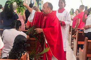 Padre Paulo em benção dos ramos. (Foto: Suzana Moreno/Portal Correio Piauiense)