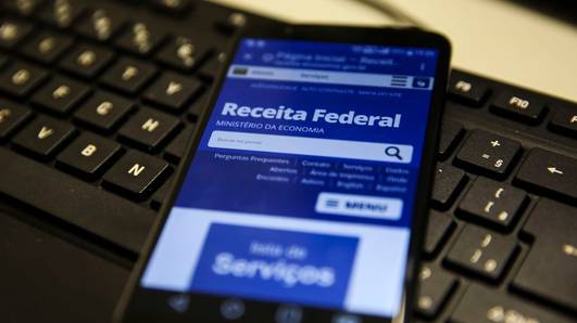 Receita paga nesta terça maior lote de restituição do IR da história