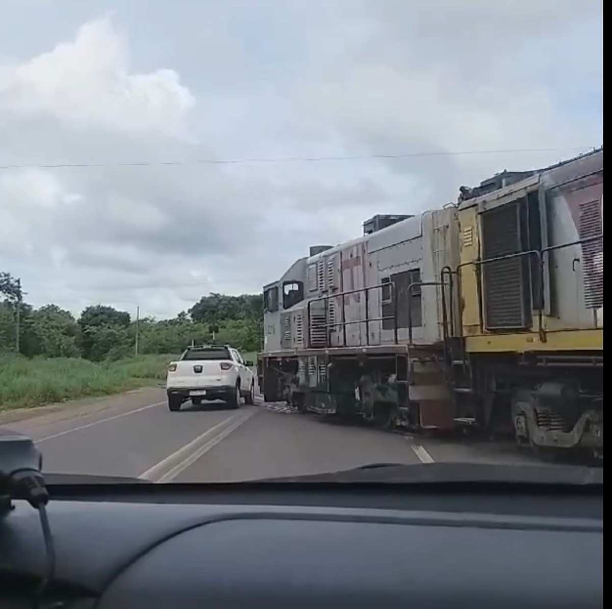 Veículo é atingido por trem em rodovia no Piauí; vídeo flagra o momento.