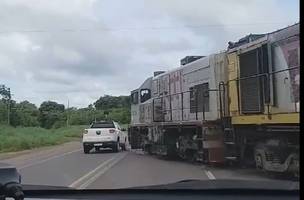 Veículo é atingido por trem em rodovia no Piauí; vídeo flagra o momento. (Foto: Reprodução)